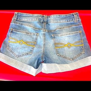 Who wears short shorts??!? 💕💓🤍🤍